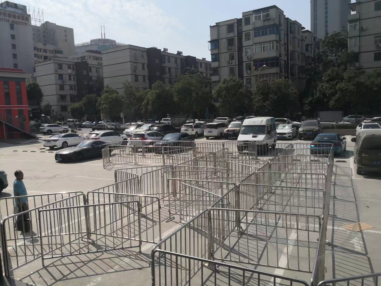 郑州隔离铁马护栏出租河南方管铁马护栏出租圆管铁马护栏租赁供应商